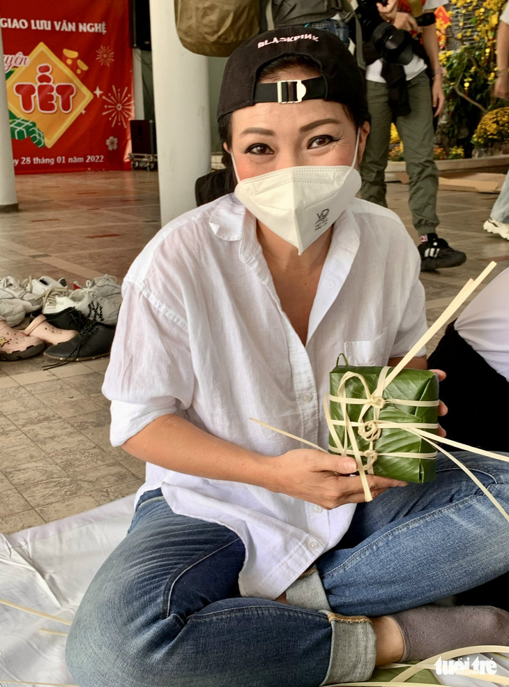 Phương Thanh, MC Quỳnh Hoa, Quốc Đại gói bánh chưng cùng y bác sĩ bệnh viện dã chiến - Ảnh 4.