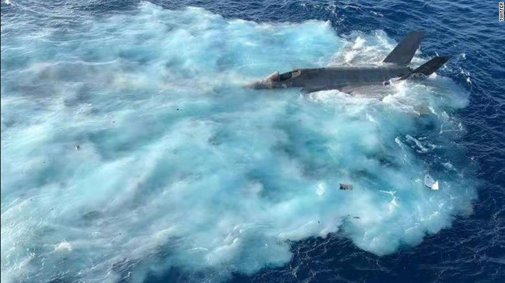 Hải quân Mỹ xác nhận hình ảnh F-35C rơi ở Biển Đông là thật - Ảnh 1.