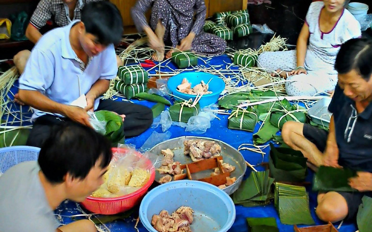 Cùng gia đình tiếp nối truyền thống 'nhà tôi 3 đời' gói bánh chưng, bánh tét