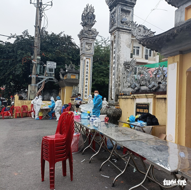 Muốn vào đền thắp hương ngày mùng 1, khách buộc phải ‘ngoáy mũi’ - Ảnh 2.