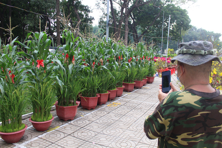 Chợ hoa Tết, người bán, người mua hồi hộp chờ 2 ngày cuối - Ảnh 9.