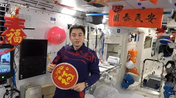 Ba phi hành gia Trung Quốc chúc Tết từ vũ trụ - Ảnh 3.