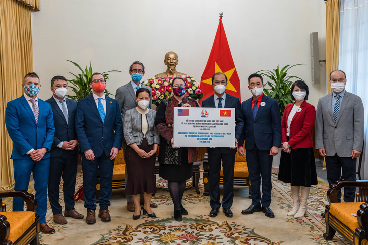 Việt Nam tặng Mỹ 100.000 USD khắc phục hậu quả thiên tai - Ảnh 1.