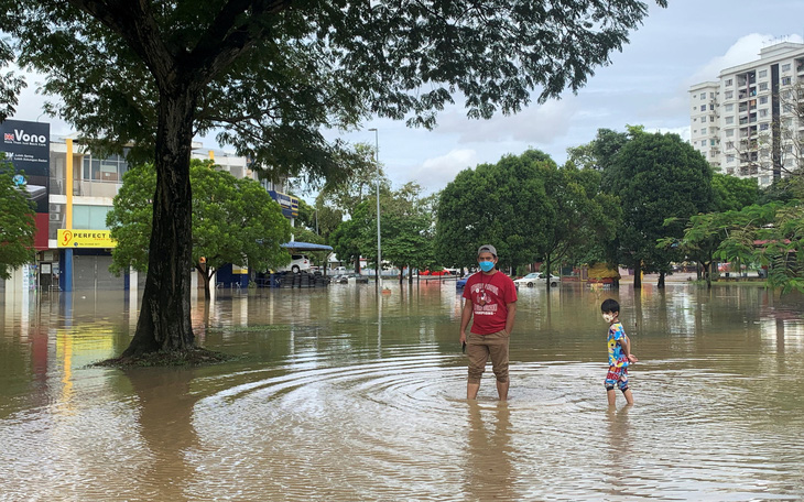 Lũ lụt chết người, nhiều người Malaysia vẫn lội nước quay TikTok