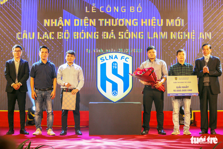 Đội bóng Sông Lam Nghệ An ra mắt biểu trưng mới từ mùa giải 2022 - Ảnh 1.