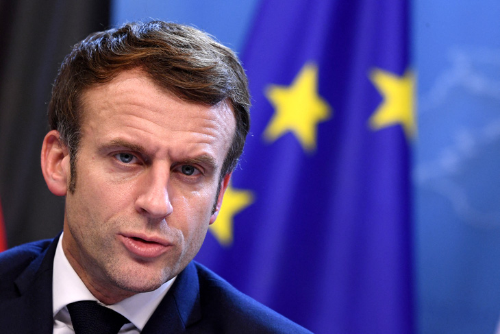 Tổng thống Macron bị chỉ trích vì dọa hạn chế quyền lợi xã hội của người chưa tiêm - Ảnh 1.