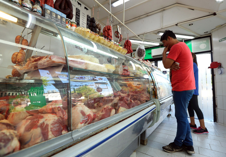 Argentina tiếp tục hạn chế xuất khẩu thịt bò - Ảnh 1.