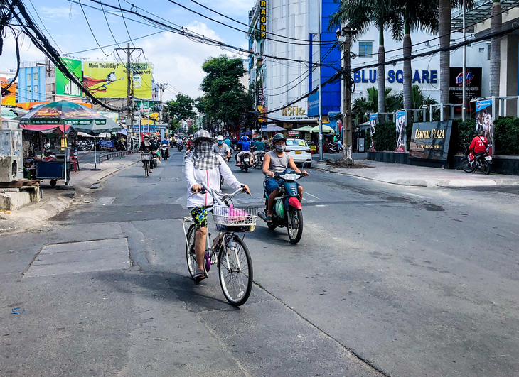 Đường đào lên giờ khó đi quá! - Ảnh 1.