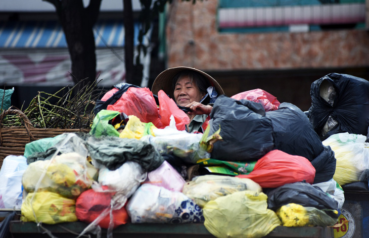 Nợ nhau cái túi đựng rác - Ảnh 1.