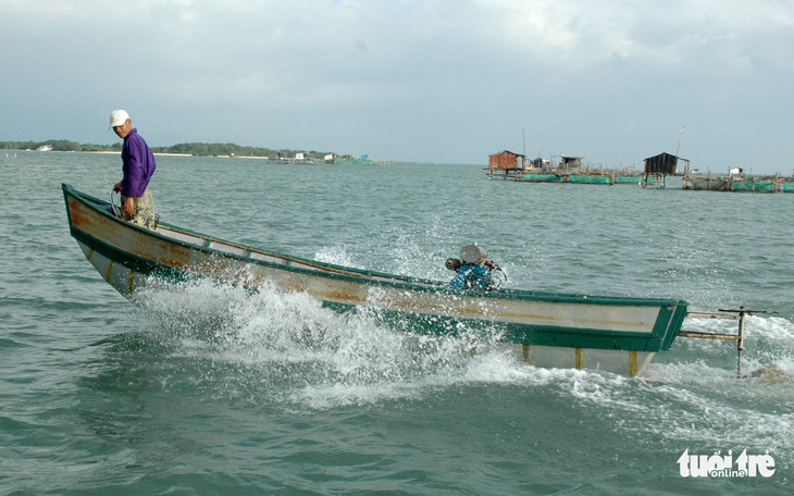 Theo chân những ngư dân can trường phóng lao săn cá biển - Ảnh 1.