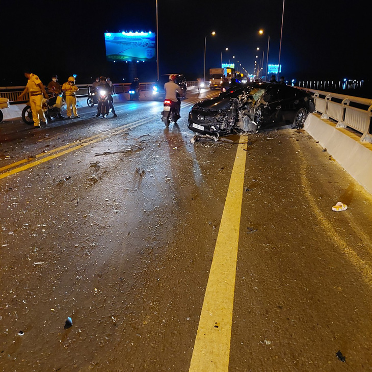 Ô tô và xe máy tông nhau trên cầu Rạch Miễu tối khuya, 2 người bị thương nặng - Ảnh 1.