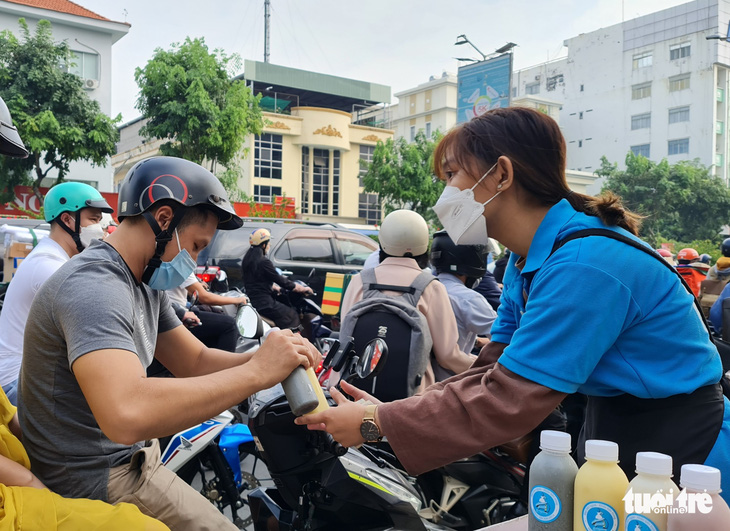 Bạn trẻ làm thêm kiếm tiền mùa Tết: Mừng muốn khóc vì được đi làm - Ảnh 4.