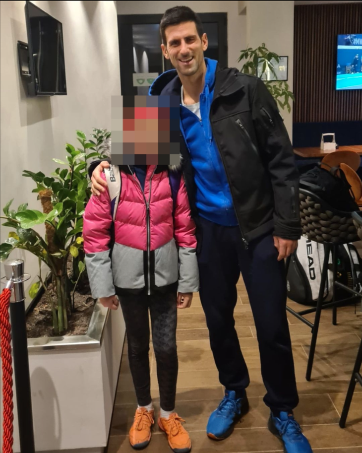 Novak Djokovic không đeo khẩu trang, tiếp xúc gần trẻ em lúc đang bị COVID-19? - Ảnh 1.
