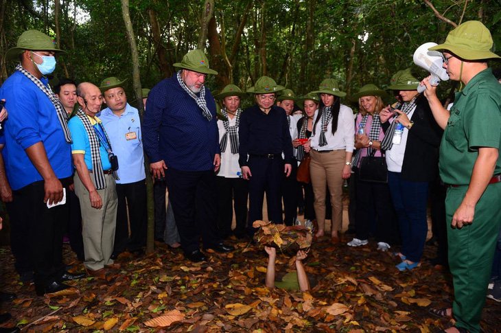 Thủ tướng Cuba thăm địa đạo Củ Chi - Ảnh 12.