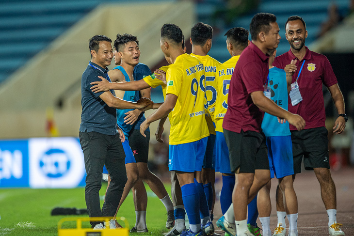 Vòng 17 V-League 2022: Hồng Lĩnh Hà Tĩnh ‘tặng’ Nam Định 3 điểm - Ảnh 1.