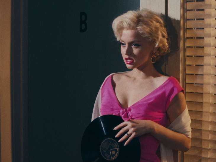 Bella Hadid gây sốt với chiếc váy phun sơn, phim về Marilyn Monroe bị chỉ trích chống phá thai - Ảnh 5.