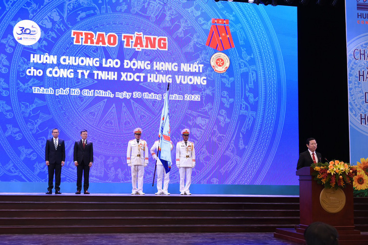Công ty Hùng Vương nhận Huân chương lao động hạng Nhất và hạng Nhì - Ảnh 3.