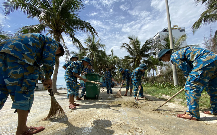 Dân Đà Nẵng kéo ra biển dọn cát lấp, bèo dạt sau bão