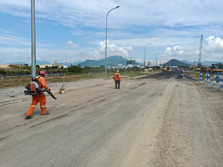 Thông xe một phần tại nút giao nghìn tỉ chậm tiến độ ở Khánh Hòa - Ảnh 4.