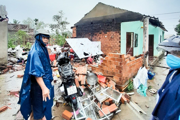 19 nhà dân tỉnh Quảng Ngãi bị tốc mái do lốc xoáy - Ảnh 1.
