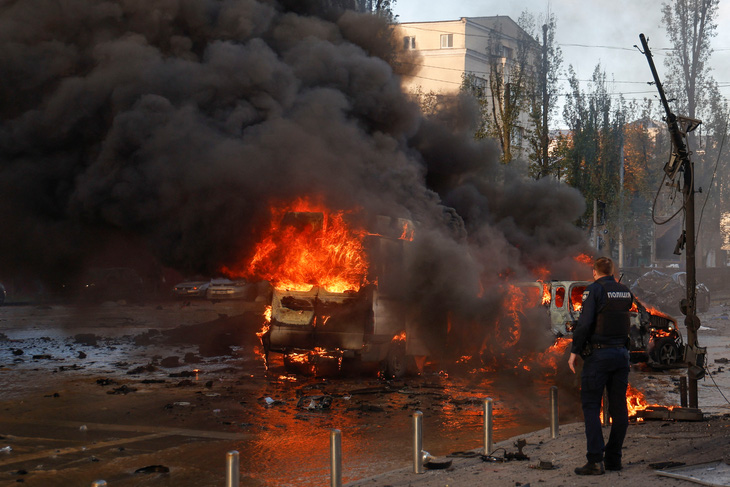 Thủ đô Kiev và nhiều thành phố của Ukraine bị tấn công đồng loạt - Ảnh 1.