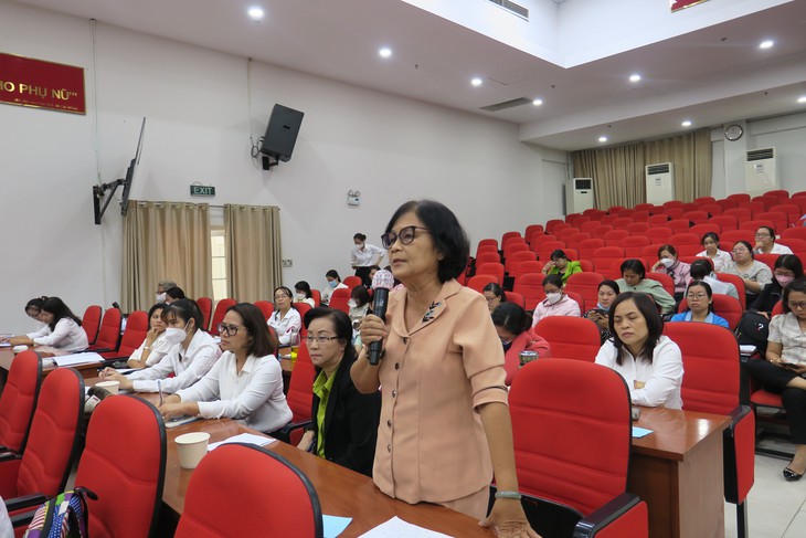 Cử tri TP.HCM đề nghị giải quyết linh động vấn đề hộ khẩu cho trẻ đi học - Ảnh 2.