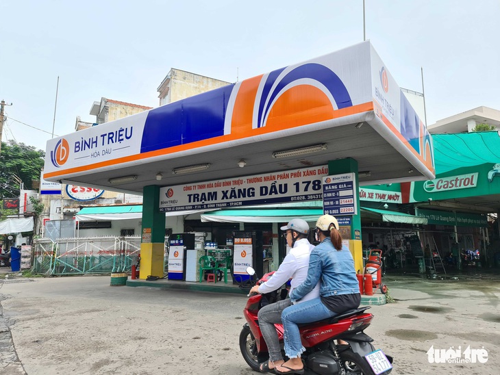 Đi mua xăng ở TP.HCM sáng 10-10 - Ảnh 7.
