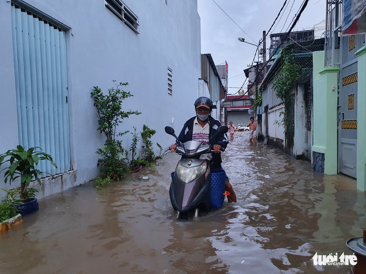 Cần Thơ ngập, học sinh được nghỉ đến hết ngày 13-10 - Ảnh 9.