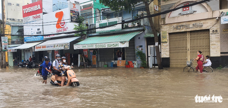 Cần Thơ ngập, học sinh được nghỉ đến hết ngày 13-10 - Ảnh 4.