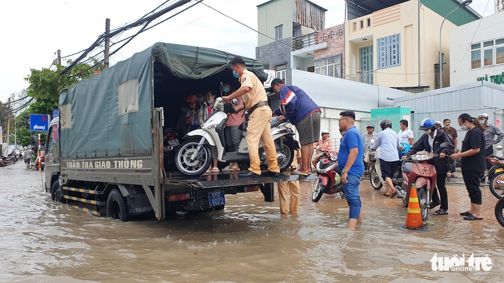 Cần Thơ ngập, học sinh được nghỉ đến hết ngày 13-10 - Ảnh 6.