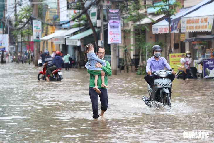 Cần Thơ ngập, học sinh được nghỉ đến hết ngày 13-10 - Ảnh 1.