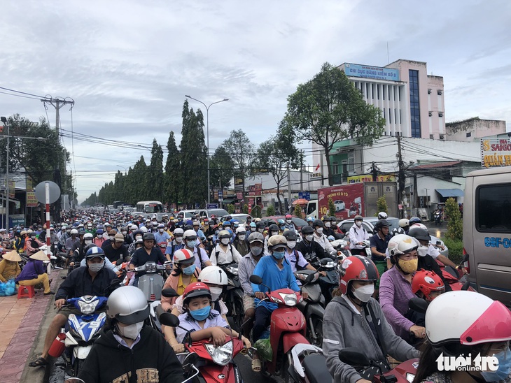 Cần Thơ ngập, học sinh được nghỉ đến hết ngày 13-10 - Ảnh 11.