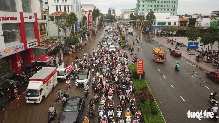 Cần Thơ ngập, học sinh được nghỉ đến hết ngày 13-10 - Ảnh 2.