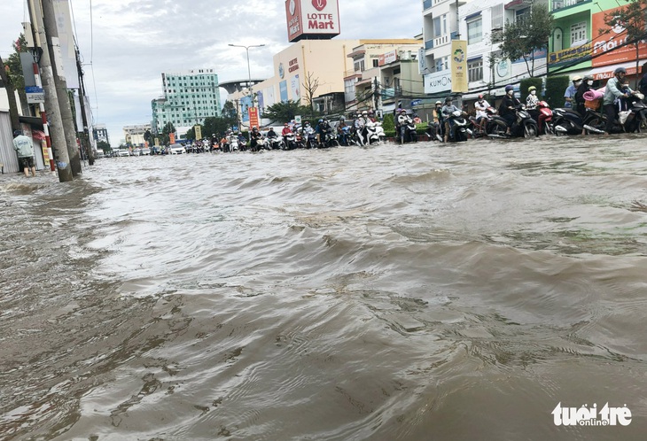 Cần Thơ ngập, học sinh được nghỉ đến hết ngày 13-10 - Ảnh 5.