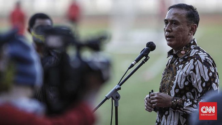 Cổ động viên Indonesia trút giận lên chủ tịch PSSI, sau khi U17 Indonesia bị loại - Ảnh 1.
