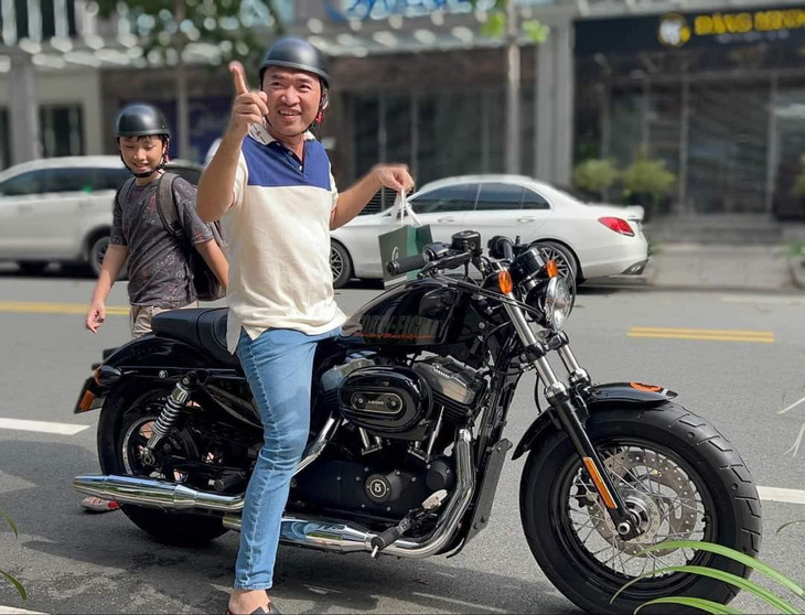 Tiến Luật được Thu Trang tặng xe mô tô khủng sau 6 năm mong đợi ngậm ngùi - Ảnh 2.