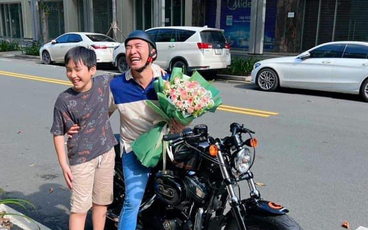 Tiến Luật được Thu Trang tặng xe mô tô khủng sau 6 năm mong đợi ngậm ngùi