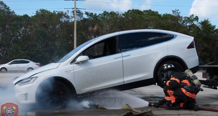 Xe điện cháy vì… bão - Ảnh 1.