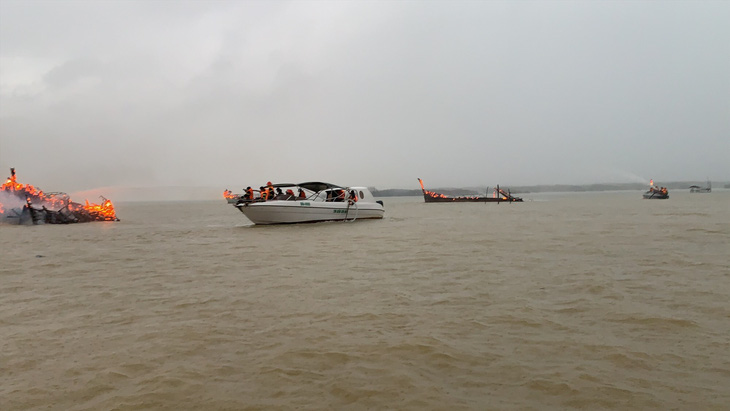 Nhiều ca nô và tàu gỗ du lịch bốc cháy dữ dội trên sông Thu Bồn - Ảnh 3.