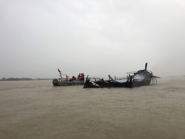 Nhiều ca nô và tàu gỗ du lịch bốc cháy dữ dội trên sông Thu Bồn - Ảnh 2.