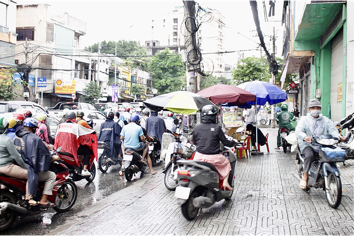 TP.HCM mưa sáng đầu tuần, đi bộ đến trường còn nhanh hơn đi xe buýt - Ảnh 4.