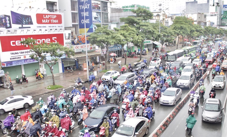TP.HCM mưa sáng đầu tuần, đi bộ đến trường còn nhanh hơn đi xe buýt - Ảnh 1.