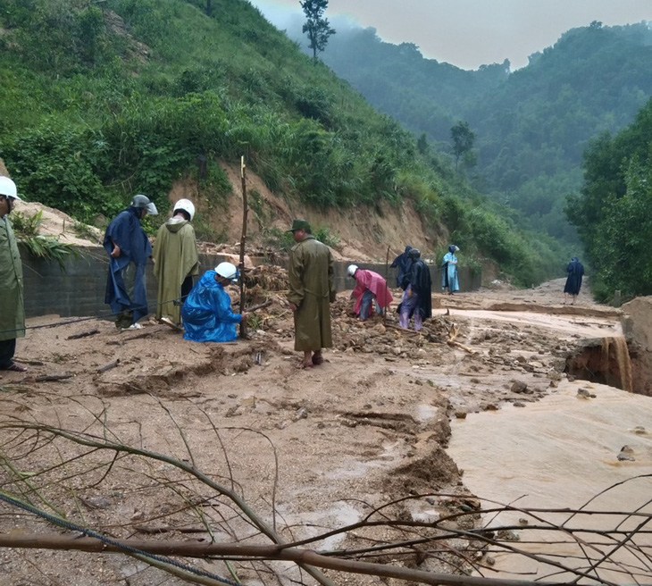 Bình Định: Nhiều hộ dân phải di dời vì mưa lớn, sạt lở đất - Ảnh 1.