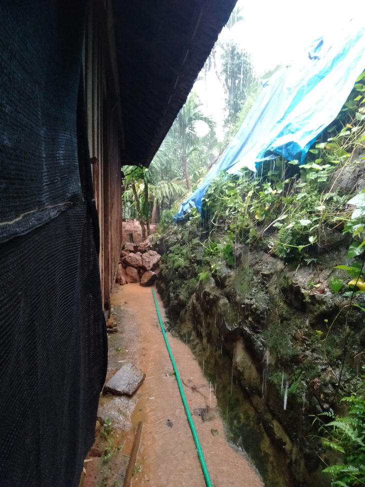 Bình Định: Nhiều hộ dân phải di dời vì mưa lớn, sạt lở đất - Ảnh 3.