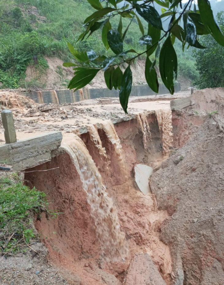 Bình Định: Nhiều hộ dân phải di dời vì mưa lớn, sạt lở đất - Ảnh 2.