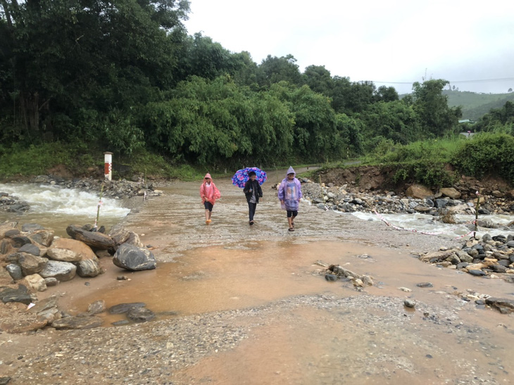Huyện vùng cao Tu Mơ Rông cho học sinh nghỉ học vì mưa lớn - Ảnh 1.