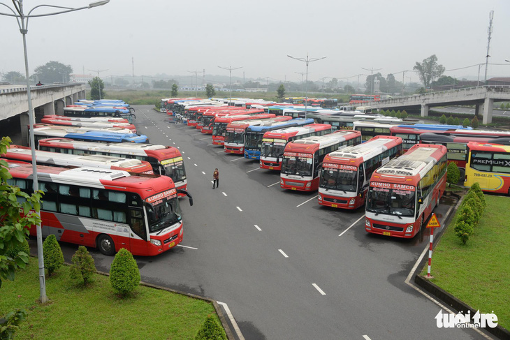 Ngày đầu di dời về bến xe Miền Đông mới: Khách ổn định, mong thêm xe buýt - Ảnh 2.