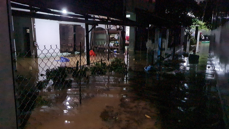 Mưa lớn kéo dài, phường Ghềnh Ráng, Quy Nhơn có nơi ngập sâu cả mét - Ảnh 6.