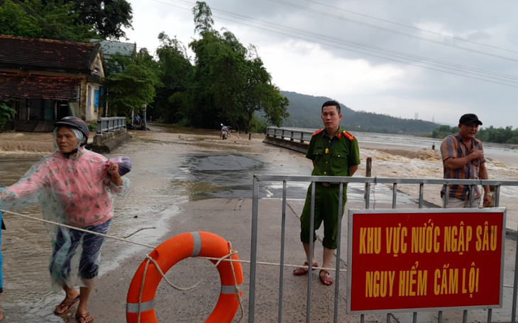 Phú Yên: Hơn 200 nhà dân bị ngập lụt, thủy điện xin xả lũ đến 1.500m3/s