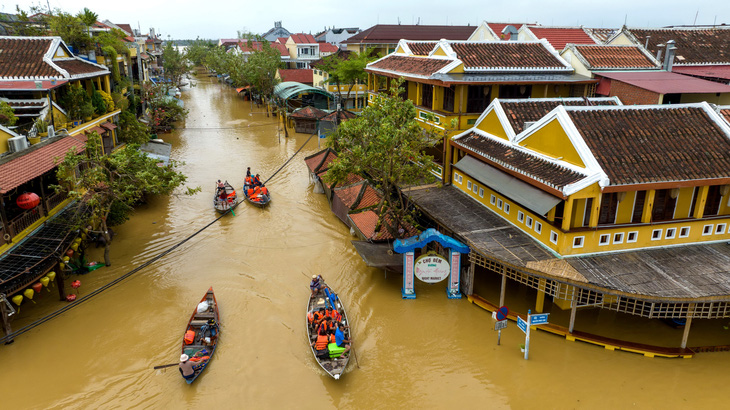 Hàng ngàn nhà dân chìm trong nước lũ - Ảnh 1.